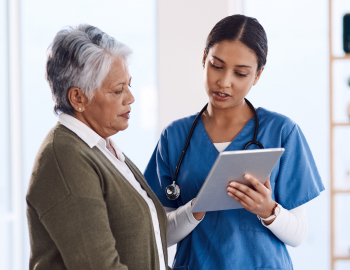 Doctor show results to patient.